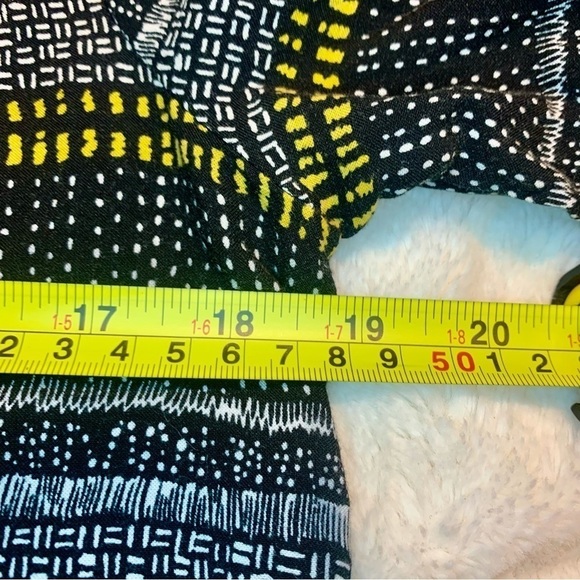 H&M Tunic Top Sz 10 Black Geometric Pattern White Yellow 100% Viscose Boho - Picture 13 of 15